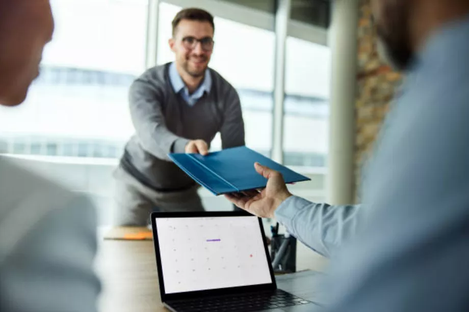 Les étudiants diplômés de l'université sont confrontés au défi de se démarquer d'une mer de candidats pour trouver du travail (iStock)