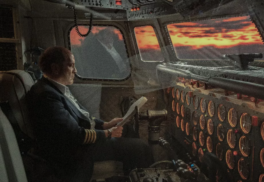 Tappan a noté que la technologie a aidé l'intrigue à paraître plus réelle. (Détournement du vol 601 S1. Christian Tappan dans le rôle du capitaine Wilches dans Détournement du vol 601. Cr. Pablo Arellano/Netflix ©2024)