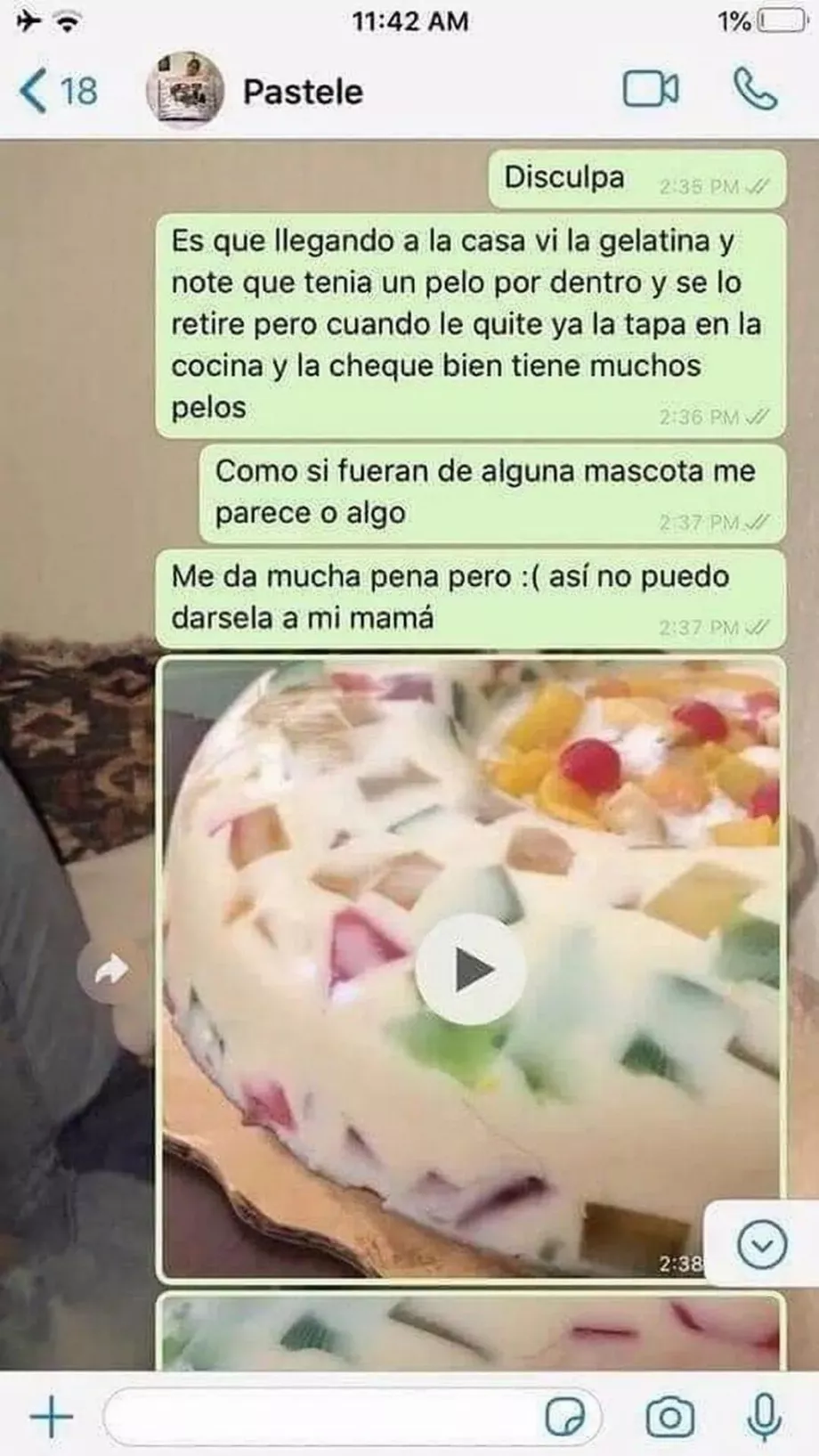 La plainte concernant la présence de cheveux dans un gâteau commandé en ligne (X : @LaRomicita13)