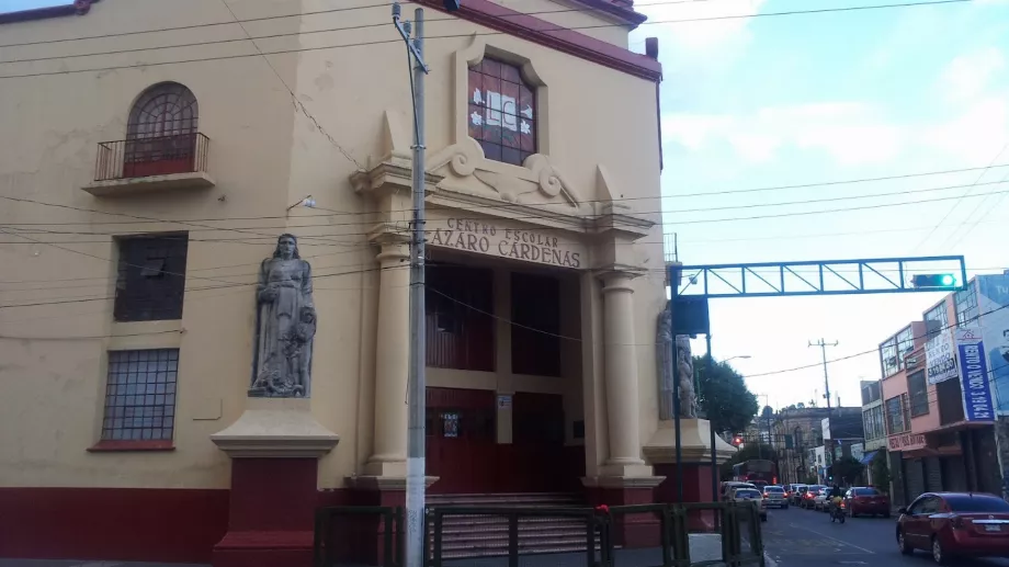 Façade de l'école où une enseignante a été filmée en train de jeter des cahiers à ses élèves. Photo : Alfonso Marín Mañon/Google Maps