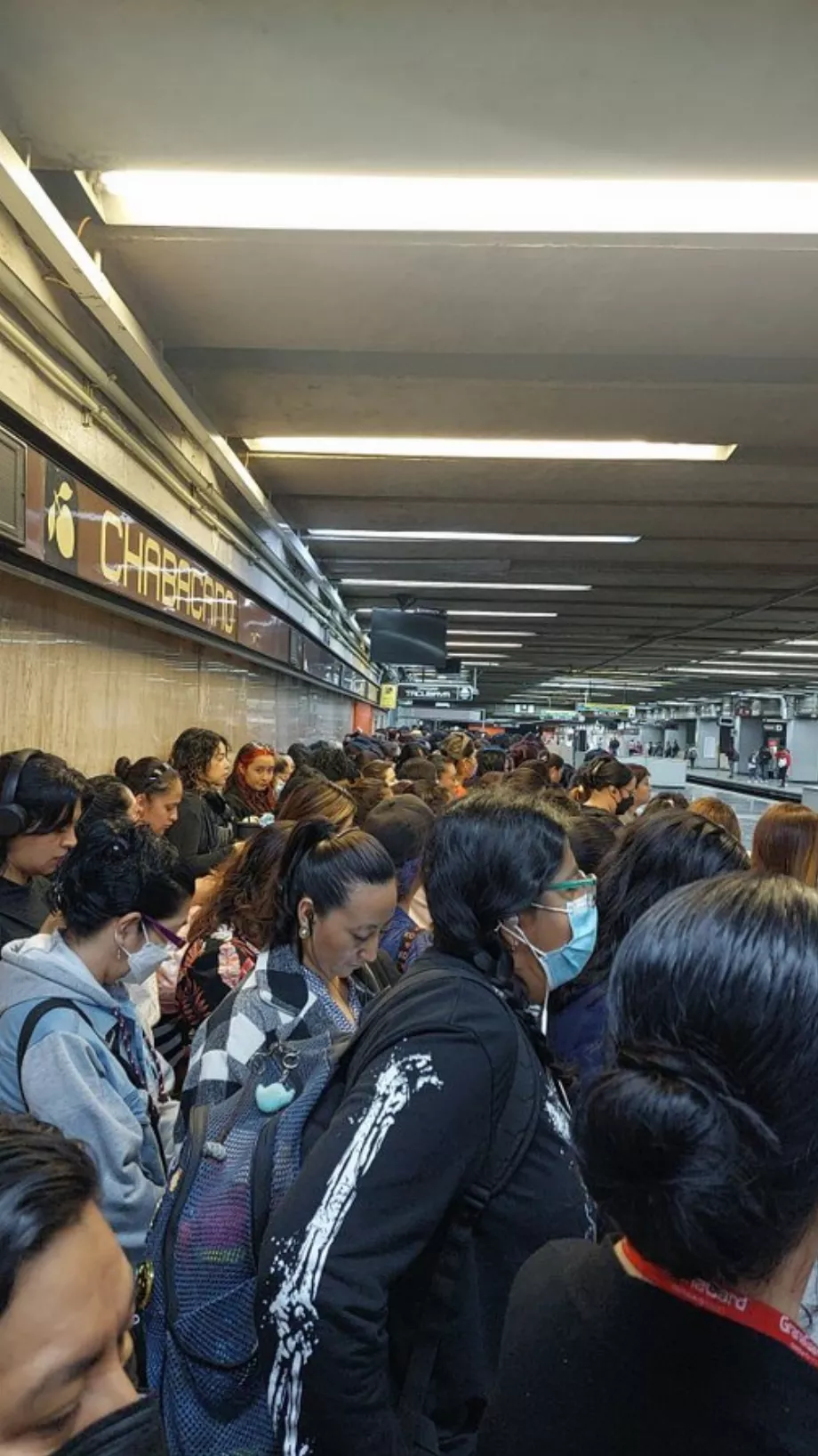 Les usagers du métro ont continué avec le coup de sifflet de l'homme. Informations sur les photos