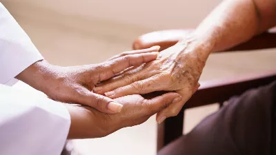 Il a dit à sa grand-mère qu'il n'était pas prêt à aimer et sa réponse l'a laissé sans voix.