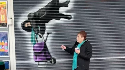 Ils ont réalisé une œuvre d'art urbain avec la femme restée pendue aux stores d'un magasin