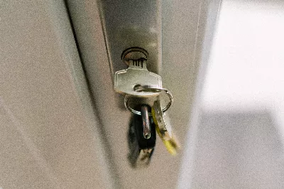 Il a laissé les clés de sa maison dans les clés et un serrurier lui a facturé un prix exorbitant : "J'ai pleuré"