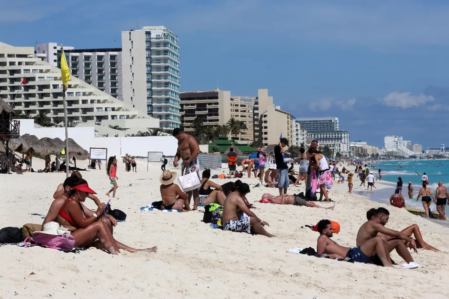Photographie d'archives montrant des touristes se reposant sur une plage de Cancun, Quintana Roo (Mexique). EFE/Alonso Cupul