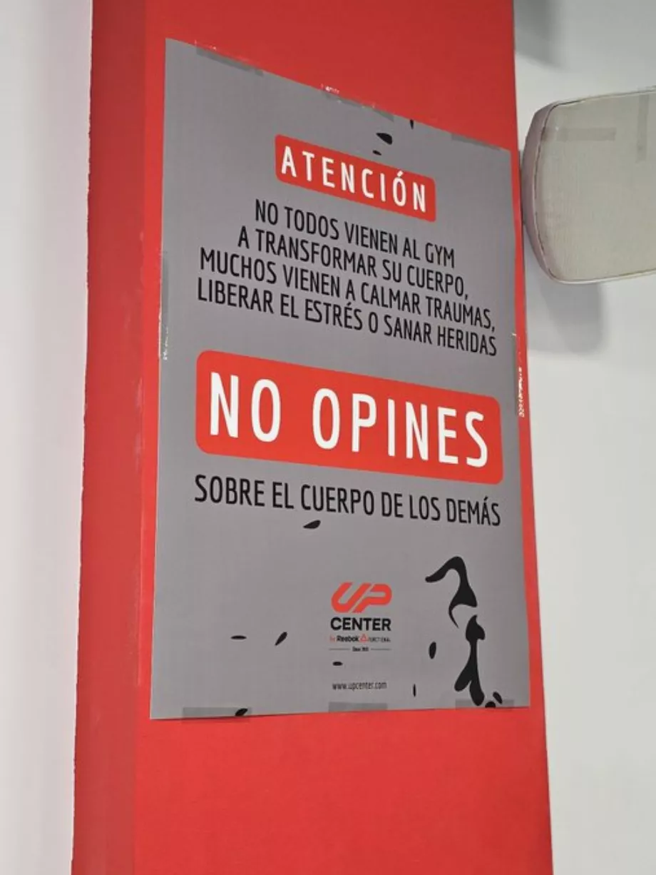 Une salle de sport promeut la culture de l'acceptation et est devenue virale grâce à une affiche particulière (X : @emmageikie)
