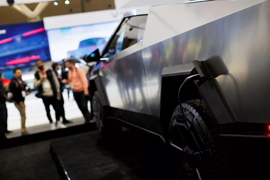 Elon Musk, patron de Tesla, a assuré que les panneaux de porte du camion pouvaient résister à « presque tous les projectiles subsoniques ». (Reuters/Cole Burston)
