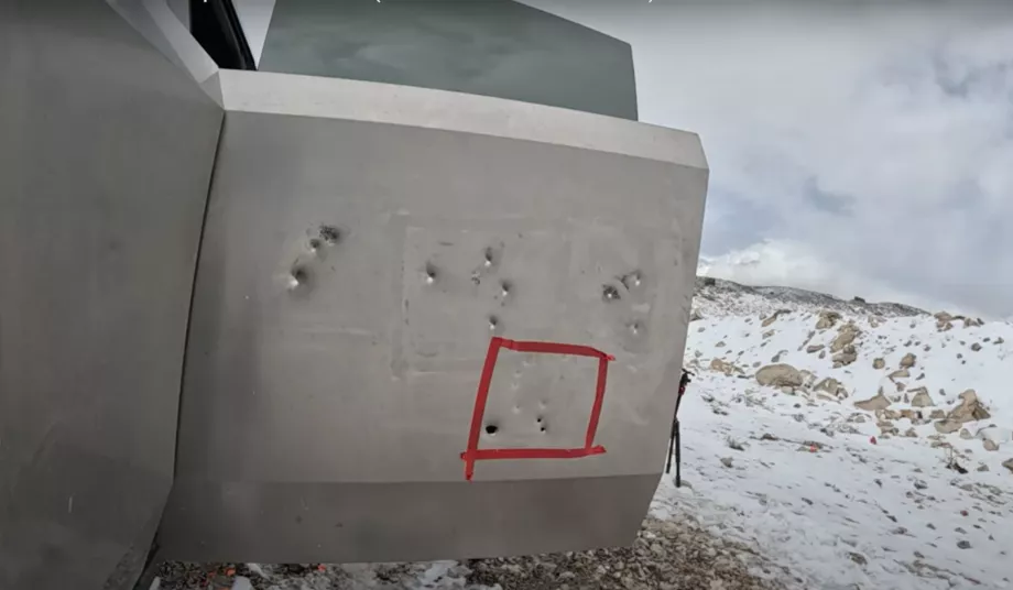 Des tirs de calibre. 50 ont réussi à affecter le blindage du Tesla Cybertruck. (@JerryRigEverything)