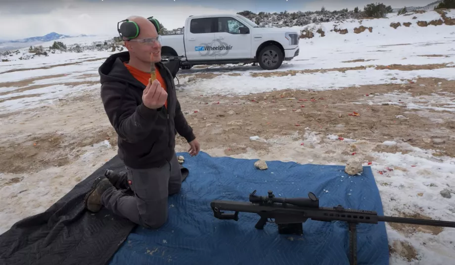 Le test a été réalisé avec des balles allant du 9 mm au redoutable calibre. 50. (@JerryRigEverything)
