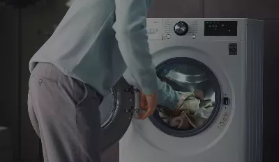 C'est le meilleur moment pour laver les vêtements et économiser de l'énergie avec la machine à laver