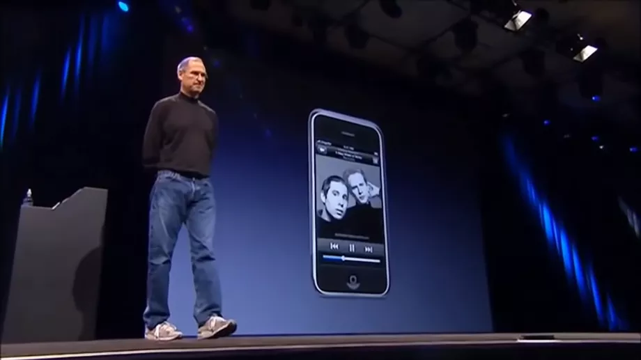 Steve Jobs s'est toujours démarqué par ses pulls et jeans noirs. (Photo : capture YouTube de Juan Carlos Villacorta)