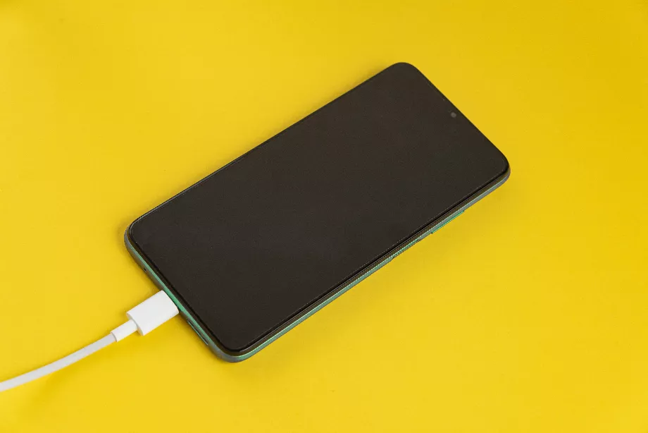Dans certains cas, garder un téléphone portable connecté pendant une longue période peut augmenter sa température. (Photo : Freepik)