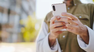 Connaissez l'âge réel de vos amis simplement en regardant comment ils tiennent leur téléphone portable