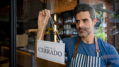 Les signes insolites d'un restaurant : avertissements aux clients et commandes avec une approche non conventionnelle
