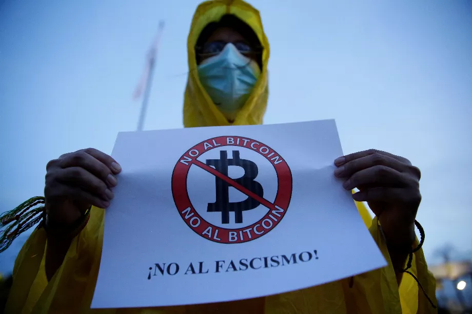 Un groupe de jeunes Salvadoriens s'exprime contre l'implantation du bitcoin au Salvador. (EFE/Rodrigo Sura)