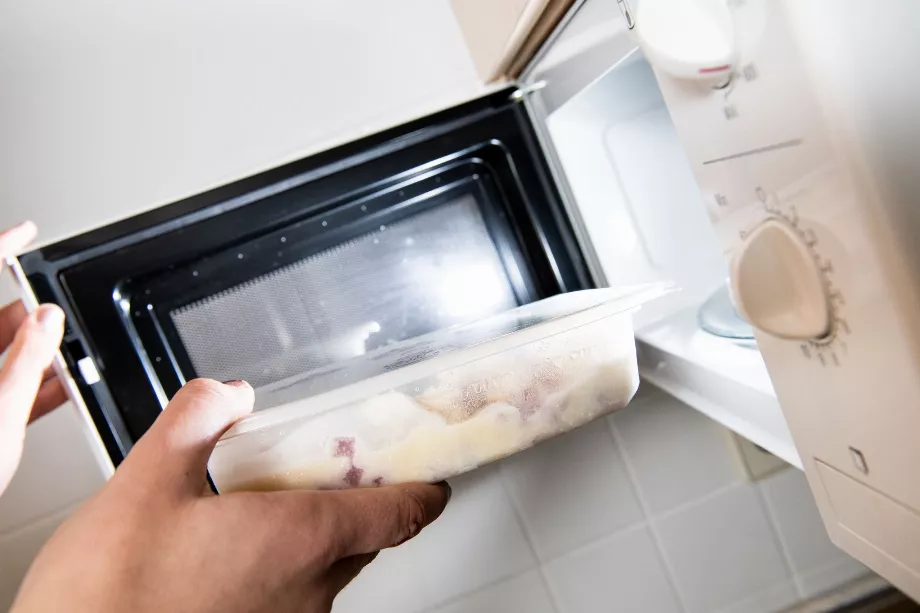 La qualité de la cuisson peut varier en fonction du type d'aliment, de sa composition et du récipient utilisé. (Franziska Gabbert/dpa)