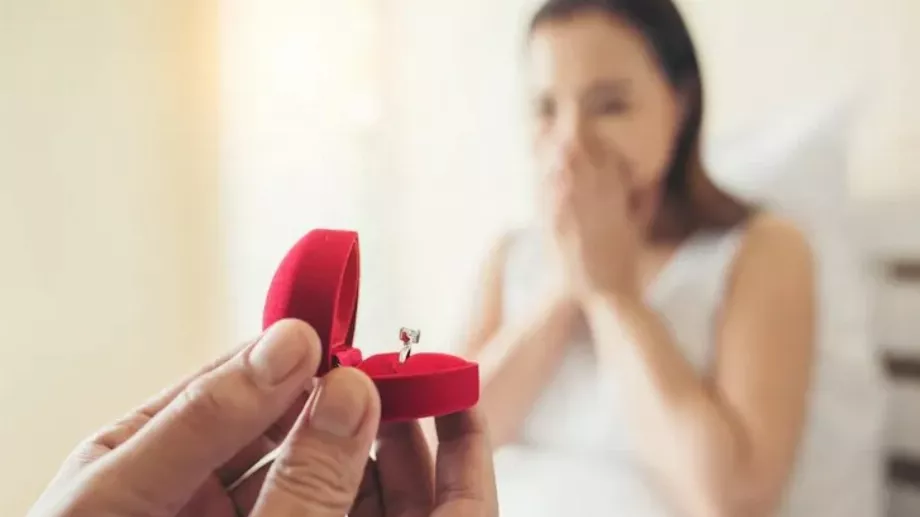 LE moment qui précède le mariage est le début d’un engagement, représenté par une bague. (Gratuit)