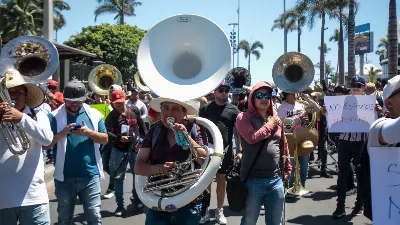 Ils dénoncent les touristes qui se bouchent les oreilles en écoutant des groupes à Mazatlán