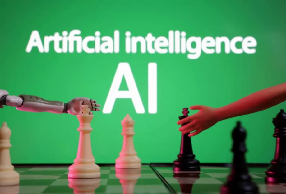 PHOTO DE DOSSIER : Illustration prise le 14 décembre 2023, montrant les mots « AI Artificial Intelligence », un robot miniature et une main jouet. REUTERS/Dado Ruvic/Illustration/Photo d'archives