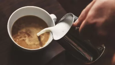 Il a confondu le lait concentré avec la sauce au yaourt en préparant le café et son erreur est devenue virale