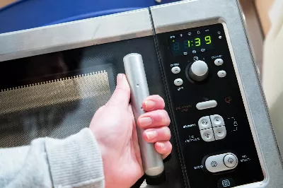 Four à micro-ondes : Là où dans la cuisine cet appareil ne doit pas être placé