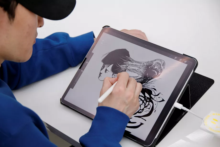 « Hongjacga, illustrateur du Dr Brain dessinant un croquis (REUTERS)
