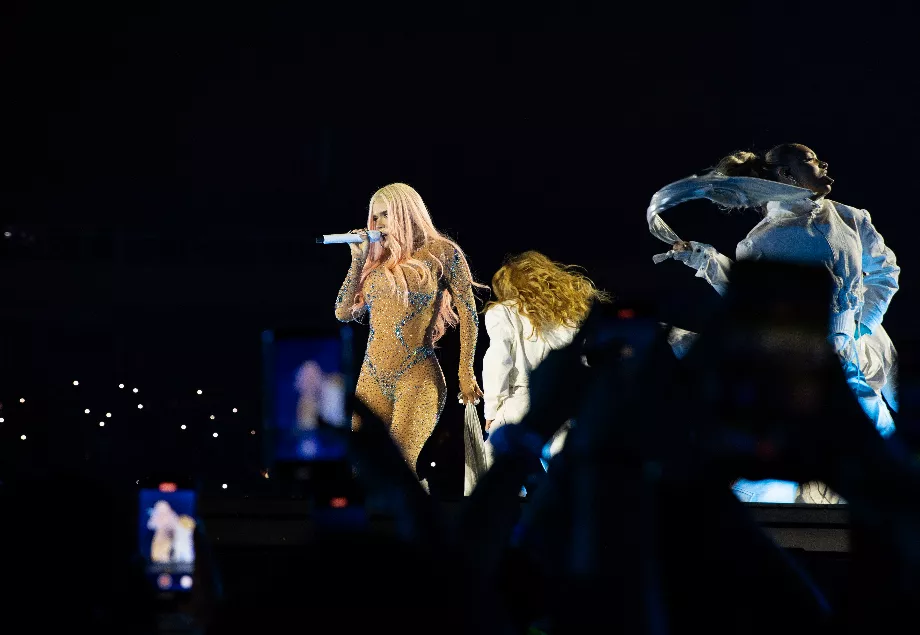 La tournée de Karol G, équipée de cette technologie, démontre non seulement le talent musical de l'artiste, mais aussi comment la synergie entre l'innovation technique et artistique peut élever la qualité de la musique live. (EFE/Orlando Barria)