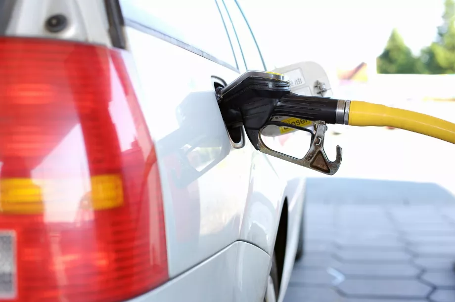 Les voitures à essence ont perdu une certaine tendance d'achat en raison de la hausse des prix du carburant dans le monde. (Photo : Pxici)