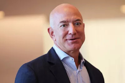 Jeff Bezos entre dans le club des 200 milliards de dollars et assure son avantage sur Elon Musk