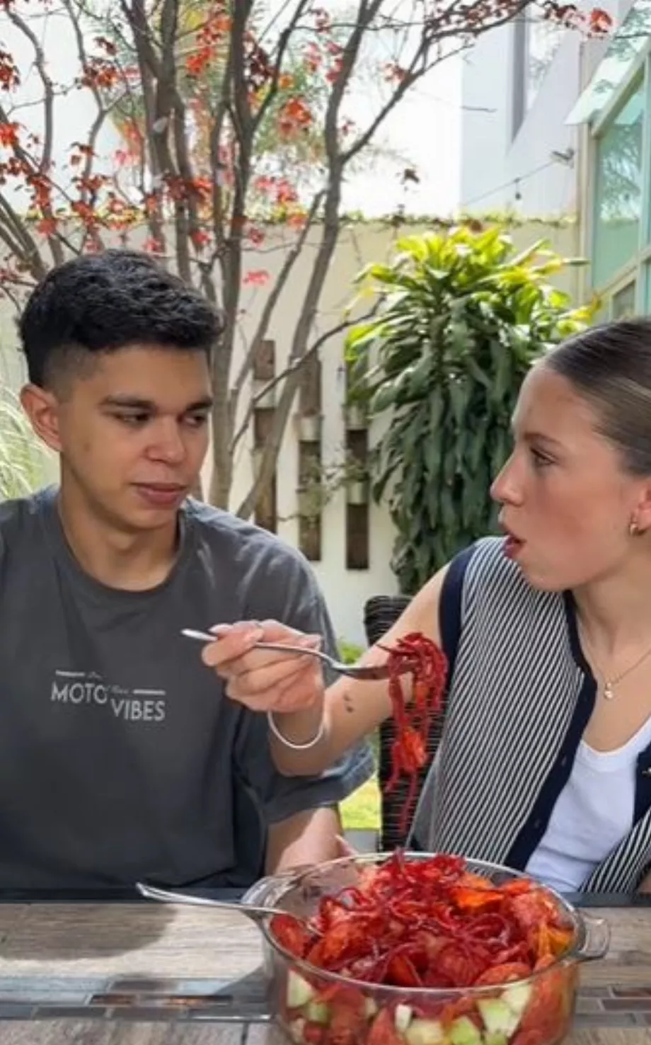 L'Uruguayen a montré son visage insatisfait en essayant le snack mexicain. (Tiktok @andybadilloo)
