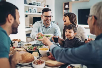 Un couple en avait assez d'appeler leurs filles pour manger et leur a donné une leçon