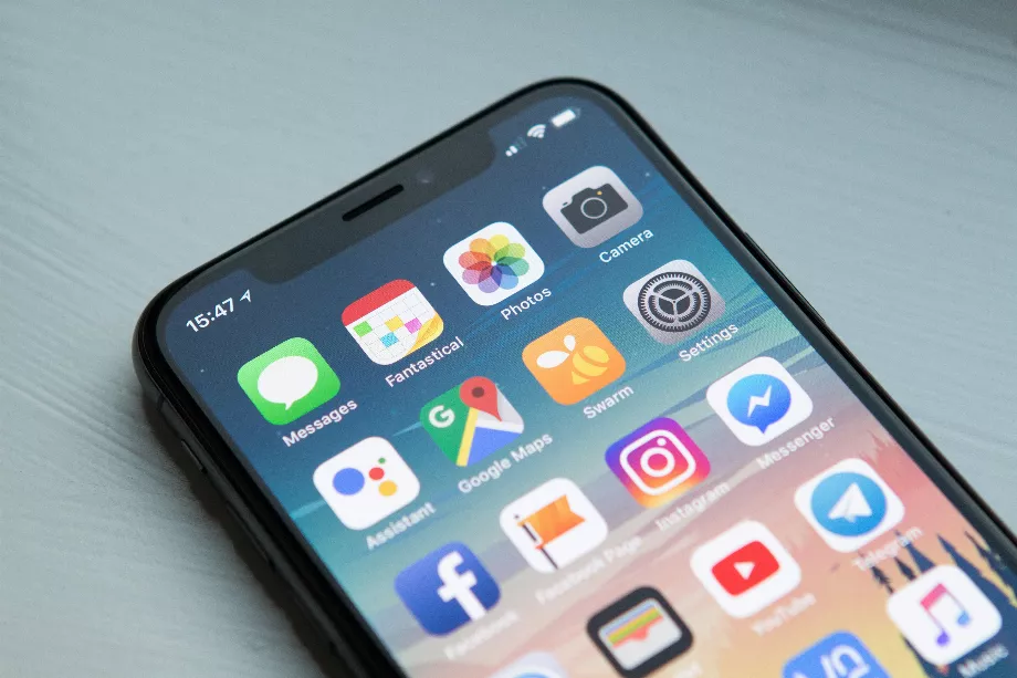 Une charge à 100% fait subir au mobile un stress plus important et d'éventuels dommages. (Photo : Unsplash)