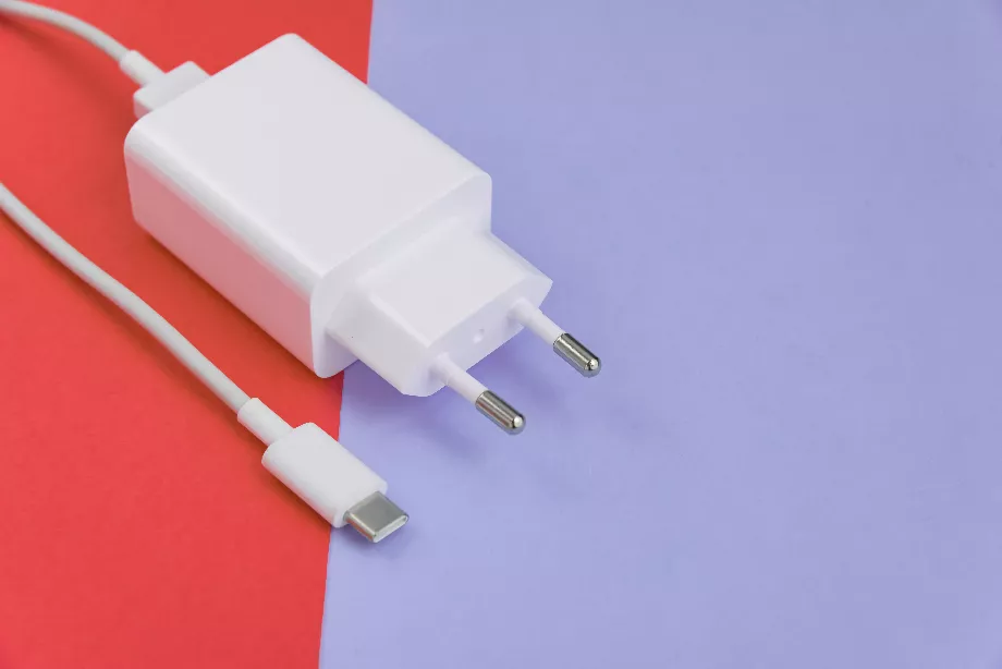 Vous devez utiliser un chargeur d'origine pour éviter les risques. (Photo : Freepik)