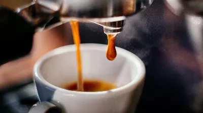 Il est allé dans un bar ; Il a demandé du café décaféiné, on lui a apporté du café ordinaire et il s'est plaint en ligne : « Mon pouls tremble. »