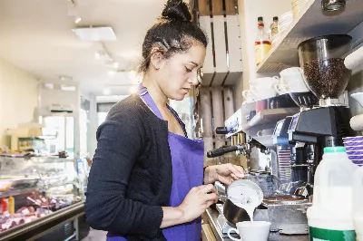 Elle s'est approchée pour prendre la commande de deux jeunes qui attendaient un ami et la réponse l'a laissée sans voix.