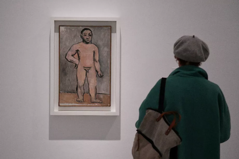Une jeune femme observe une œuvre au Musée Reina Sofía. (Fernando Sánchez - Europa Press).