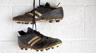 "Je sors jouer à Charles Chaplin" : il a dû réparer une paire de bottines et le résultat l'a indigné