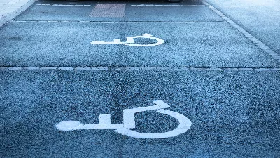 Il a interpellé un conducteur qui avait garé sa voiture sur un emplacement réservé aux personnes à mobilité réduite et cela est devenu viral.