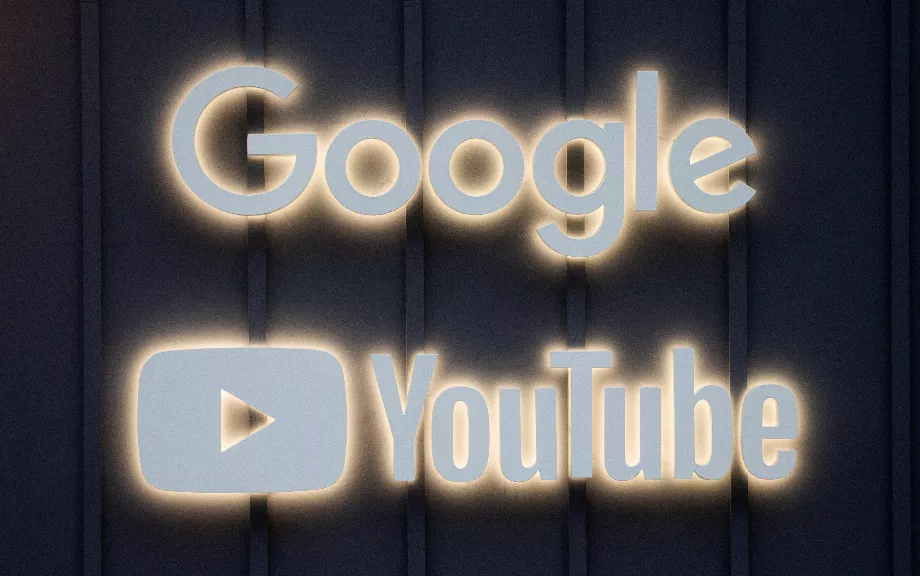 Pour chaque dollar payé par les annonceurs, la personne qui a réalisé la vidéo reçoit 55 cents. Google, propriétaire de YouTube, prend le reste. (REUTERS/Arnd Wiegmann/fichier)