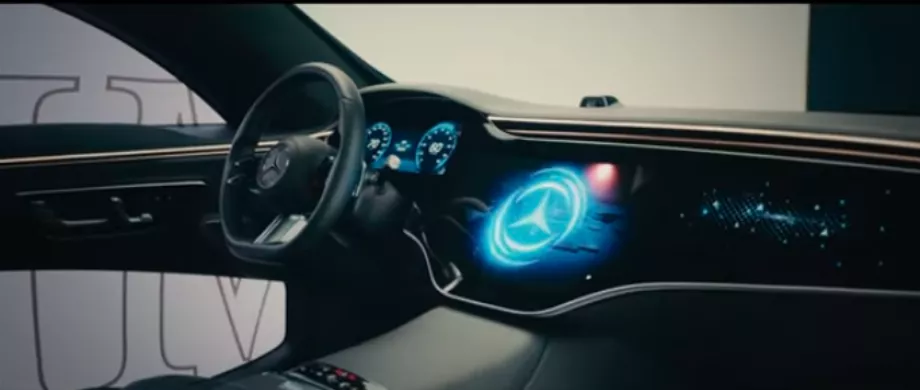 Mercedes-Benz intègre Google Cloud AI dans ses véhicules pour offrir des expériences plus intuitives et personnalisées aux conducteurs.