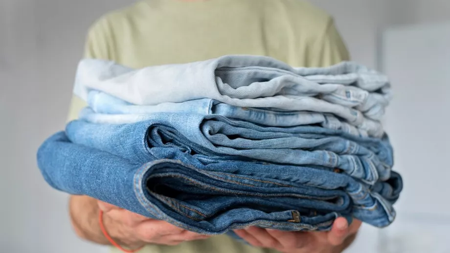 Le lavage à la main peut prendre plus de temps et, selon les habitudes de lavage, cela peut permettre d'économiser davantage de cette ressource. (Photo : Freepik)
