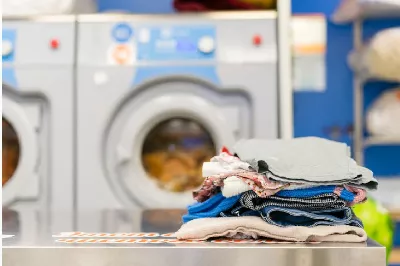 Qu'est-ce qui consomme le plus d'eau : le lavage à la main ou en machine à laver ?