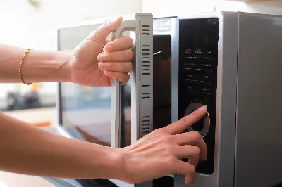 Pourquoi il ne faut pas réchauffer des pommes de terre et de la viande au four à micro-ondes