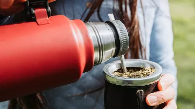 Il a invité un ami à boire du maté chez lui et la réponse de la jeune femme l'a déstabilisé.