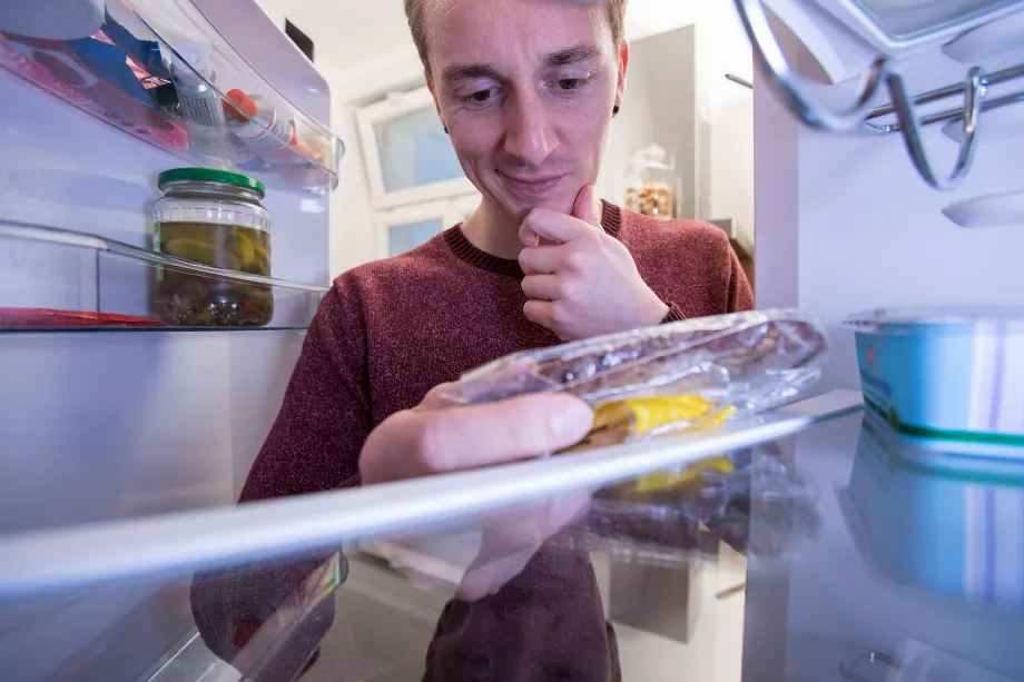 Une bonne répartition des espaces dans le réfrigérateur permet de conserver les aliments. (Photo : Christin Klose/dpa)