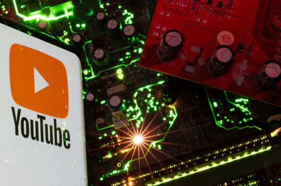 YouTube est en phase de développement d'un nouveau système qui aide les utilisateurs à choisir des vidéos en fonction de la couleur qu'ils préfèrent. REUTERS/Dado Ruvic/Illustration/Fichier