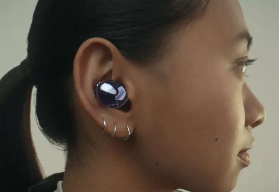 Les écouteurs accumulent la poussière, la cire et la saleté. (YouTube : Samsung Espagne)