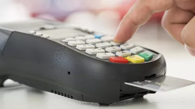 Il faisait une vente dans sa boucherie et alors qu'il allait récupérer, le posnet a explosé