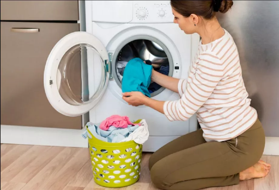 La plupart des gens préfèrent utiliser la machine à laver pendant la journée. (Photo : Freepik)