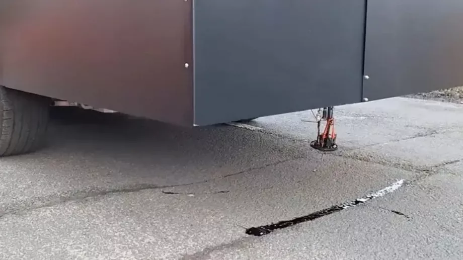 Le véhicule robotisé ARRES Prevent colmate les fissures pour empêcher la formation de nids-de-poule. (Hertfordshire)